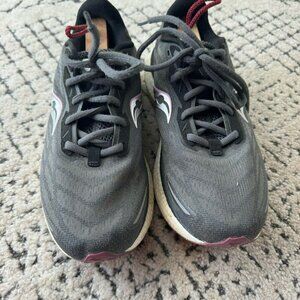 Saucony Women's Triumph running sneakers shoes‎ gray/purple/black Size 8.5